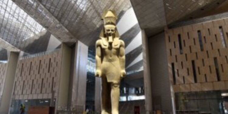 سويسرا تعيد قطعة من تمثال لرمسيس الثانى إلى مصر