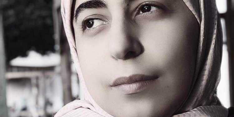 حَسنَاءُ يُوسُفُهَا بِكُلِّ كَيانِ