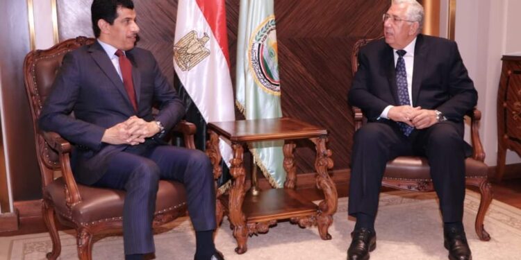 “القصير” يبحث مع السفير القطري بالقاهرة تعزيز التعاون