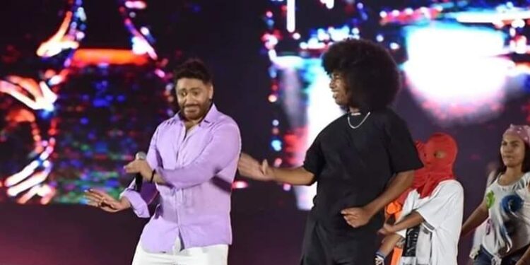 تامر حسني ينافس نويل روبنسون في الرقص على المسرح