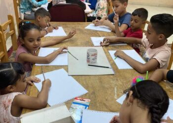 ورش فنية لتعليم أساسيات الرسم والأشغال اليدوية
