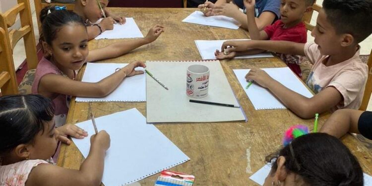 ورش فنية لتعليم أساسيات الرسم والأشغال اليدوية