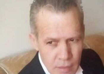 الصَّوتُ يهمسُ شجوَهُ في مسمعي