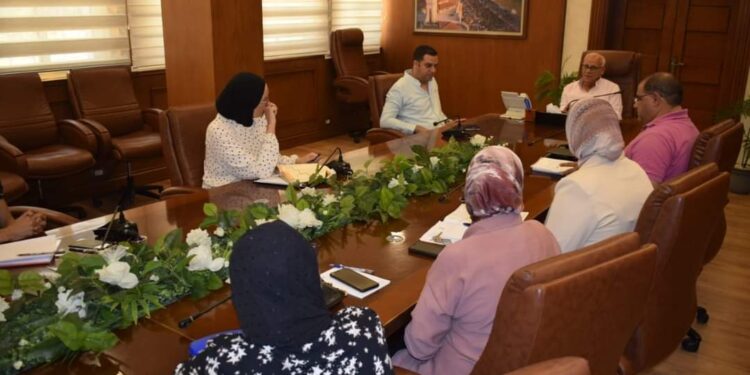 محافظ بورسعيد: تنفيذ دورات تدريبية للعاملين