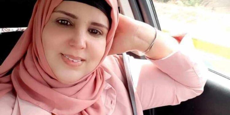 على حافة شارع في المدينة