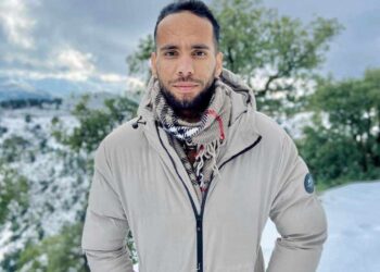 عَن مَاءِ عينَيْهَا