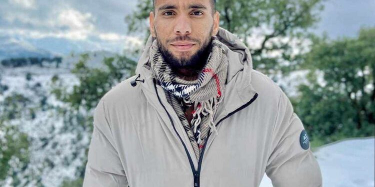 عَن مَاءِ عينَيْهَا