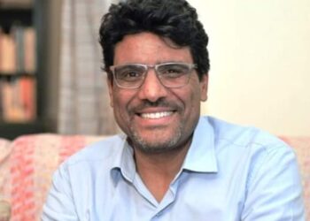 الديك الفصيح في البيضة بيصيح !!