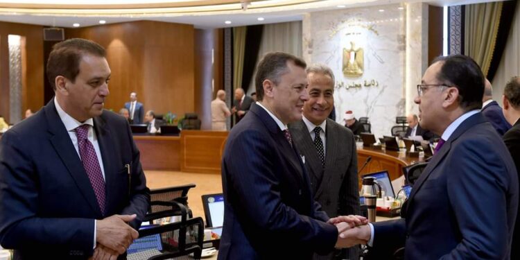 رئيس الوزراء يوجه التهنئة للشعب المصري