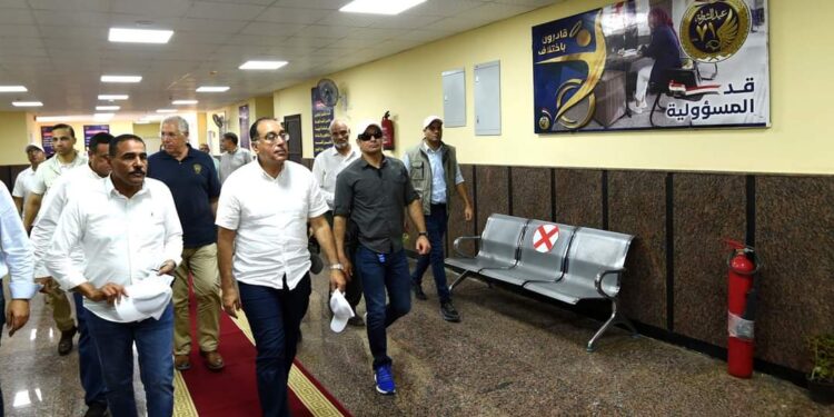 رئيس الوزراء يتفقد وحدة مرور سيوة
