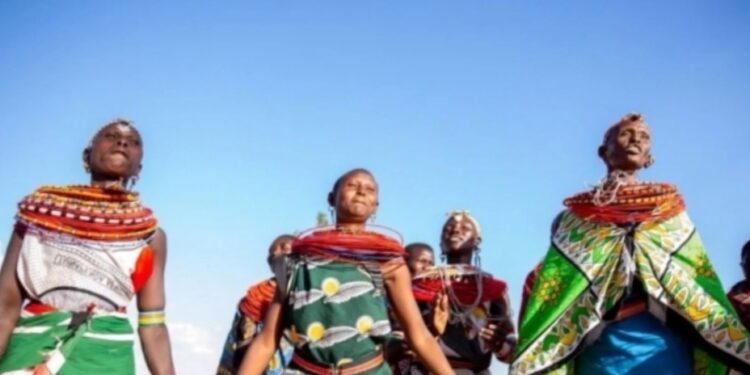 رجل وحيد مسموح له بدخول قرية مخصصة للنساء في كينيا.. ما قصته؟