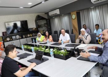 اشرف عطيه .. الإعداد لإقامة مهرجان أسوان للفن بالألوان