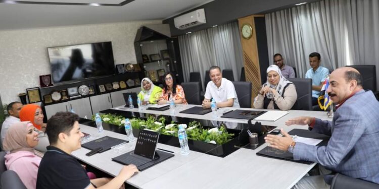 اشرف عطيه .. الإعداد لإقامة مهرجان أسوان للفن بالألوان