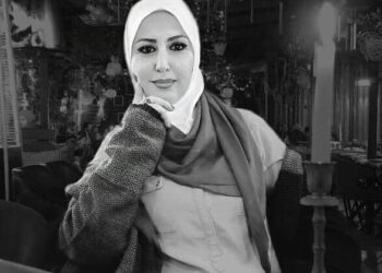 شَمسٌ هواكَ وعُشبُ قلبي أخضرُ