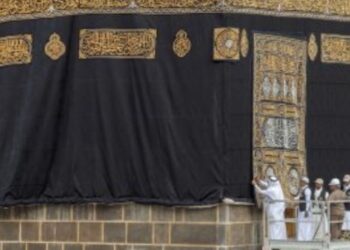بدء أعمال تغيير كسوة الكعبة المشرفة
