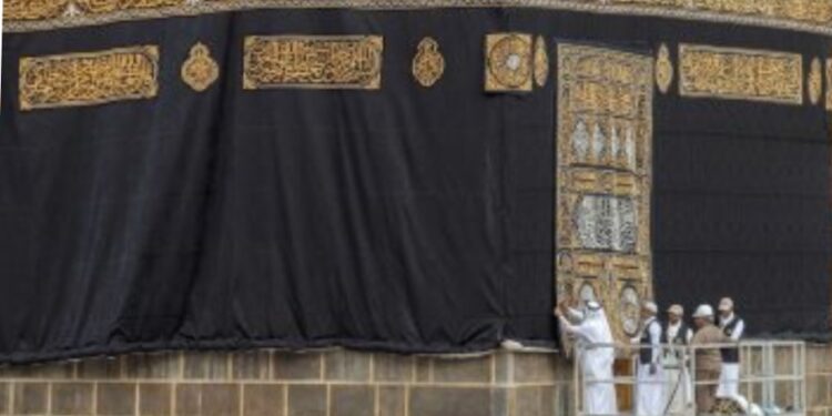 بدء أعمال تغيير كسوة الكعبة المشرفة