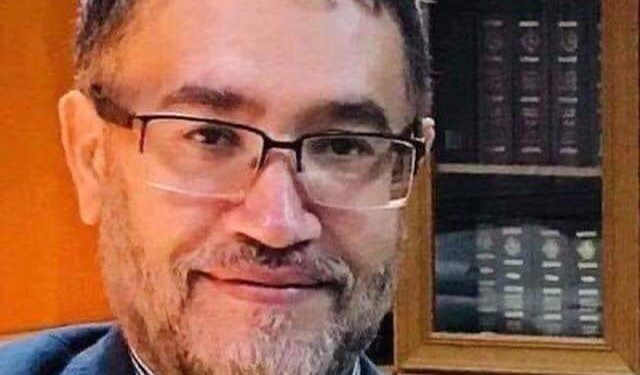 إن أمت فيك لا يموتُ اشتياقٌ …