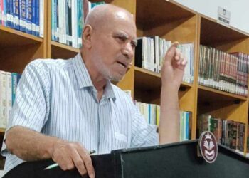 أُغَانِقُ طَيْفاً