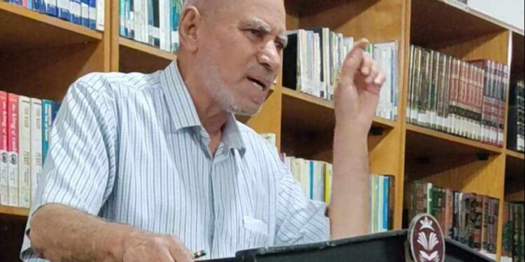 أُغَانِقُ طَيْفاً