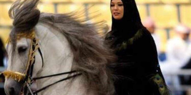 يُعيرُني الصّمتُ