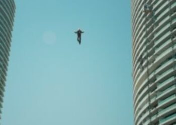 كريس المصرى يبهر ضيوف مهرجان العلمين بعروض سحرية مع إسعاد يونس السبت