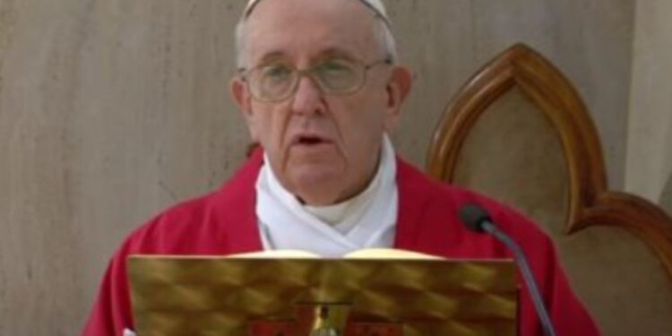 بابا الفاتيكان : السماح بحرق المصحف أمر مرفوض ومدان