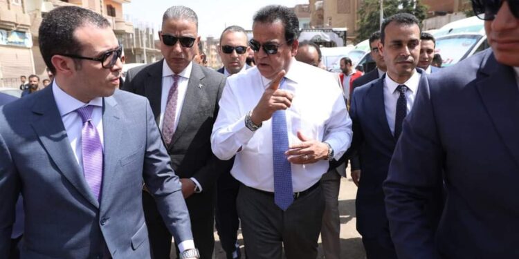 وزير الصحة يتفقد مقر حملة 100 يوم صحة