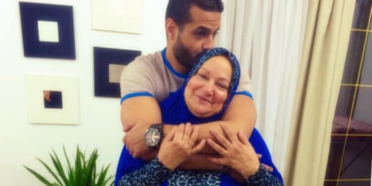 هل رحل الممثل أحمد قنديل حزنا على والدته ..؟