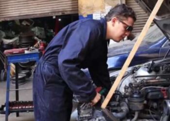 شادي» ميكانيكي وعازف أورج فاقد للبصر : «بصلح السيارات بالسمع»