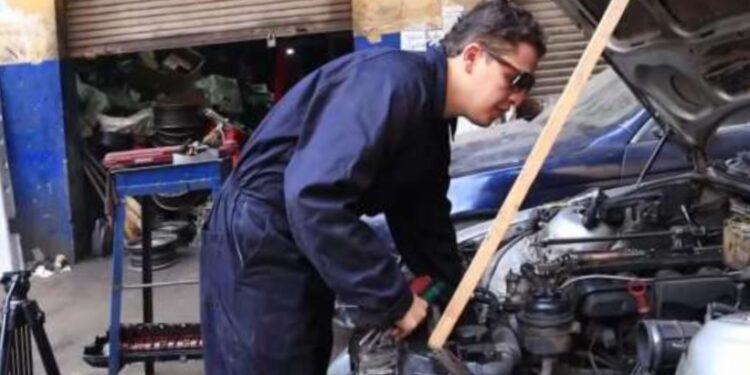 شادي» ميكانيكي وعازف أورج فاقد للبصر : «بصلح السيارات بالسمع»