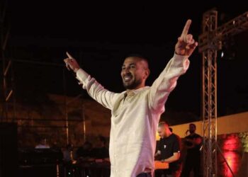 أحمد سعد: “منظّمة الحفل أطاحت بمبادئ احترام الفنان