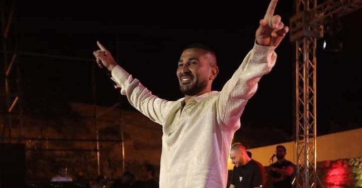 أحمد سعد: “منظّمة الحفل أطاحت بمبادئ احترام الفنان