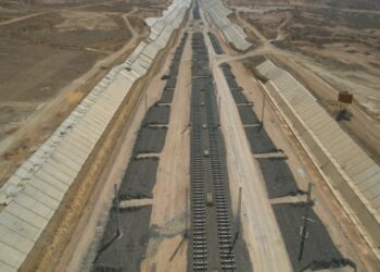 تركيب قضبان الخط الأول للقطار السريع بطول 50 كم ..