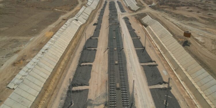 تركيب قضبان الخط الأول للقطار السريع بطول 50 كم ..