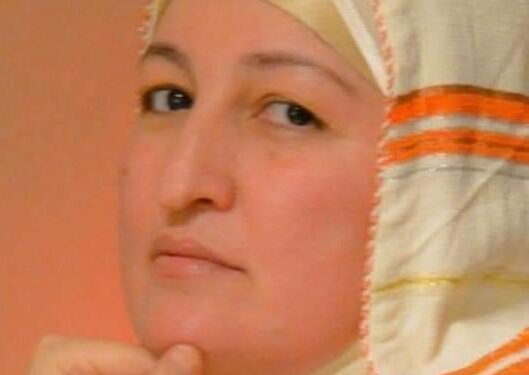 اتأملُ أصابعي …