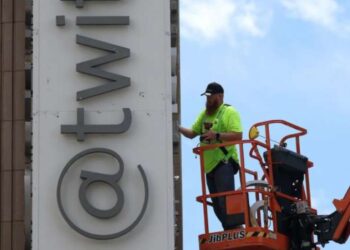 لحظة إزالة شعار «تويتر» من مقر الشركة الرئيسي.. وداعاً العصفور الأزرق