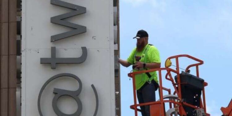 لحظة إزالة شعار «تويتر» من مقر الشركة الرئيسي.. وداعاً العصفور الأزرق