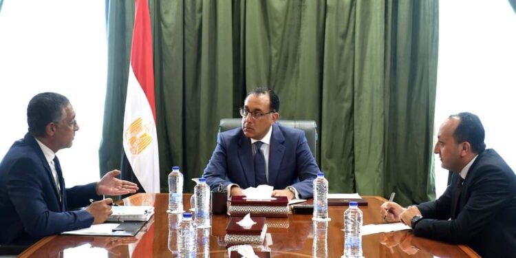 رئيس الوزراء يتابع مع الرئيس التنفيذي عددا من ملفات العمل