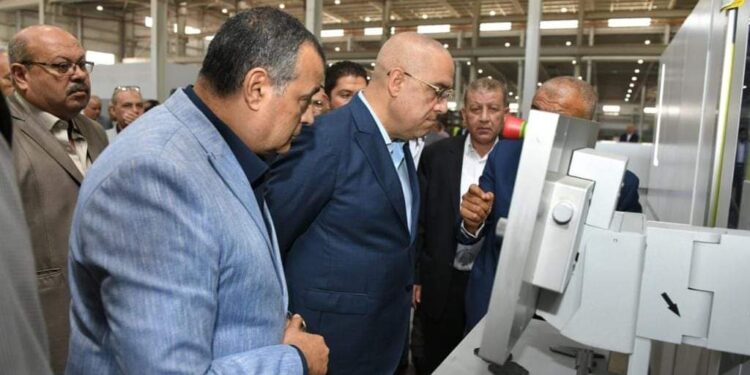 وزيرا “الإنتاج الحربي” و”الإسكان” يتفقدان “مصنع إنتاج المصاعد الكهربائية”