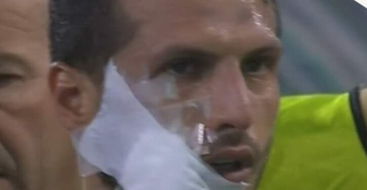 أول رد فعل للاعب الصفاقسي بعد التسبب في إصابة طارق حامد : غير متعمدة