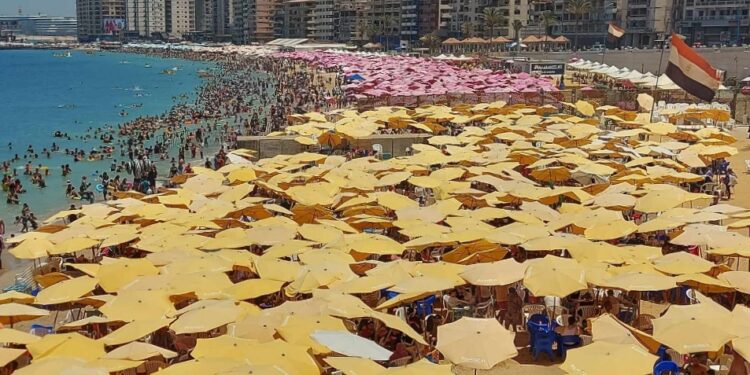 شواطئ الإسكندرية “كومبليت” رفع الرايات الخضراء على جميع الشواطئ