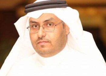 إنّي لأشربُ كأسَ عينيها …