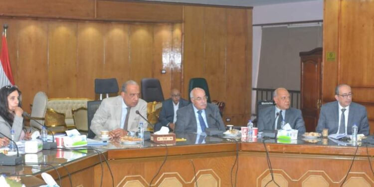 وزير قطاع الأعمال العام يتابع الموقف التنفيذي للمصانع الجديدة