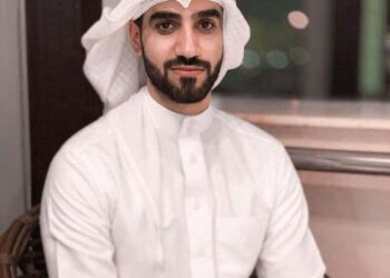 لمّا رأيتُكَ فزَّ في عيني المجازْ