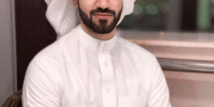 لمّا رأيتُكَ فزَّ في عيني المجازْ