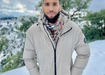 عَن مَاءِ عينَيْهَا …