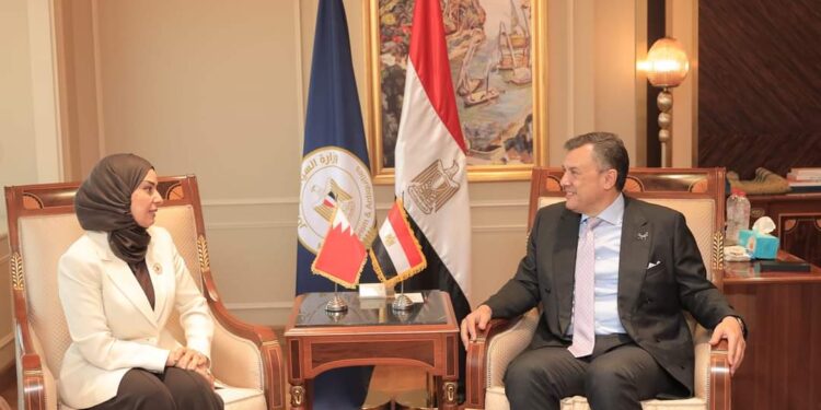 وزير السياحة والآثار يلتقي بسفيرة البحرين بالقاهرة
