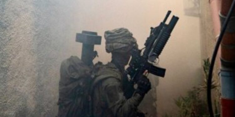 قوات إسرائيلية تحاصر مسجداً فى مدينة جنين وتهدد بقصفه