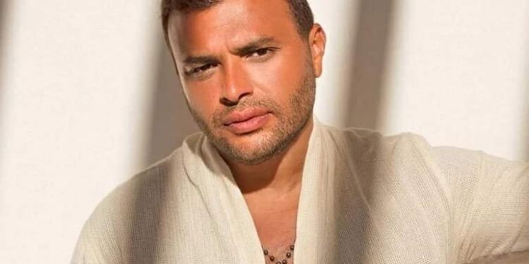 عمرو مصطفي يحذف أغنية رامي صبري