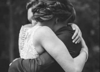 أَسْتَنْطِقُ أَطْيَافَكَ …